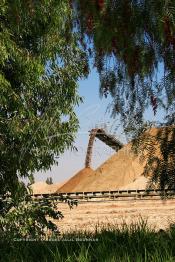 Image du Maroc Professionnelle de  Zone de stockage des phosphates à l'unité de Khouribga du Groupe OCP de L'Office chérifien des phosphates. Le Groupe OCP : Société anonyme fondée en 1920 et domiciliée au Maroc. Groupe OCP est le leader mondial des exportations des phosphates et produits dérivés, Mercredi 19 Septembre 2007. (Photo / Abdeljalil Bounhar)